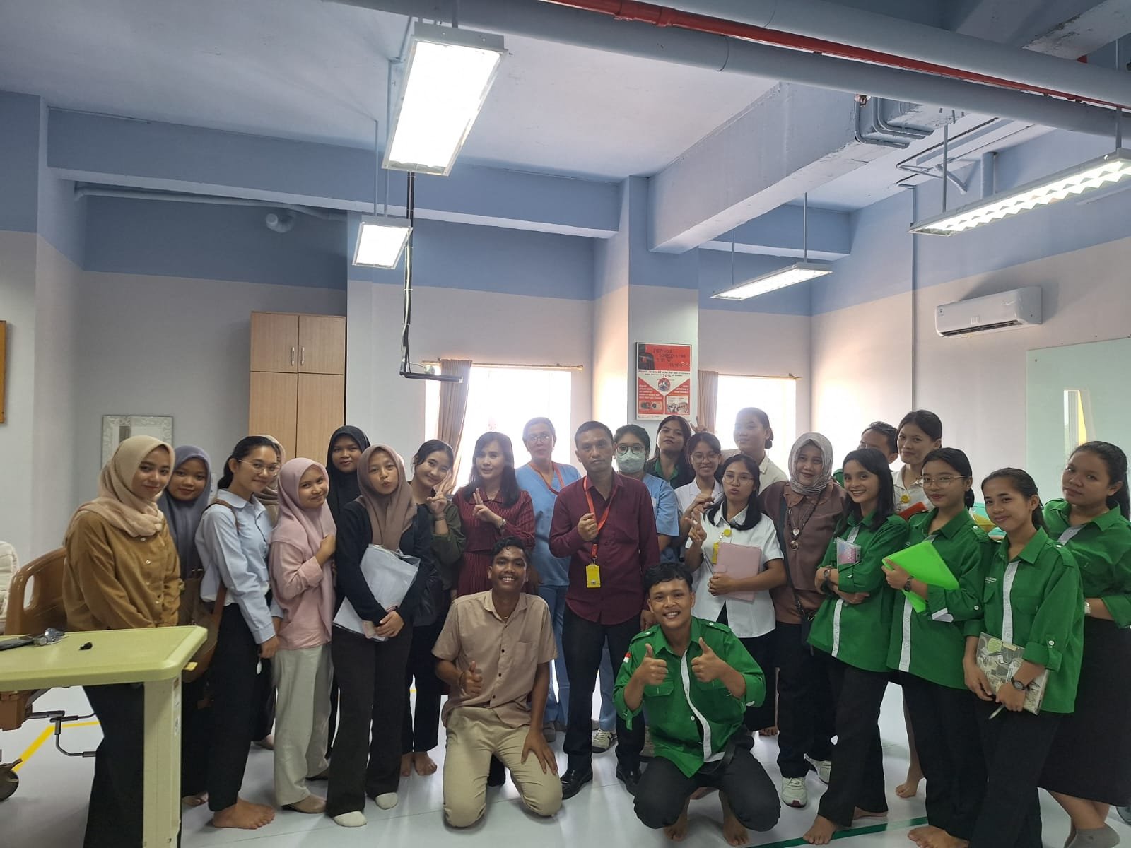 Praktik Pemasangan EKG dan AMBU Bag di Lab Keperawatan Gawat Darurat UBT